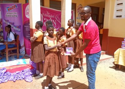 Yazz Gives sanitary Pad on MHD2019